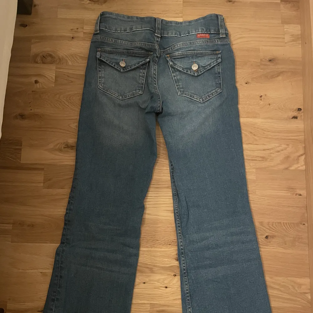 Säljer dessa low waist jeans från hm som är använda några gånger. Storlek 34. Jeans & Byxor.
