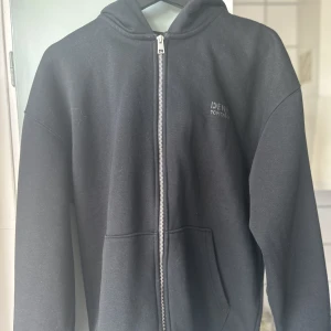 Tom tailor zip hoodie  - Extremt snygg tom tailor zip hoodie med snyggt tryck på ryggen. Skicket är som ny den den knappt är använd så skulle säga 10/10. Storleken är S. Köpt på boozt för 800, mitt pris 300