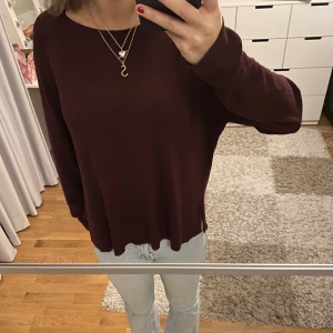 Tunn stickad tröja - Tunn vinröd stickad tröja med slits nertill på båda sidor. Använd 2 gånger!