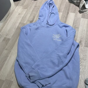 Hoodie - En vanlig snygg hoodie från HM herr i storlek S. Jättemysig men har bara blivit hängandes i garderoben. Knappt använd och i perfekt skick