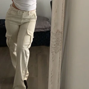 Cargo byxor  - Jätte fina lågmidjade cargo byxor. Som nya. För fler bilder eller frågor skriv.