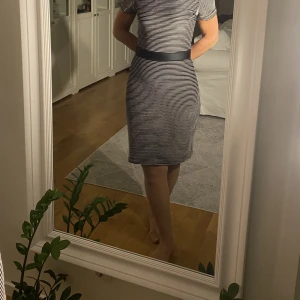 Hugo Boss Klänning - Elegant svartvit klänning som är taight längs midjan och utsvängd vid knäna. Behövs ej strykas mellan användningar och är i mycket fint skick. 