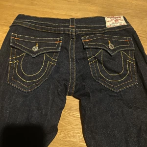 True Religion Jeans - Midwaist jeans i väldigt bra skick, köpt second hand men varit förstora så inte fått nån användning tyvärr💕