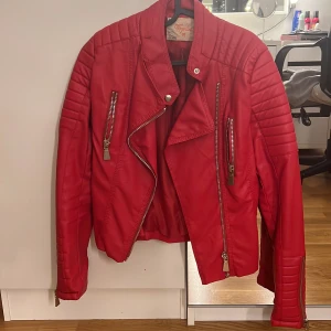 Skinnjacka - Endast använd en gång, perfekt skick! Köpt från Chiquelle