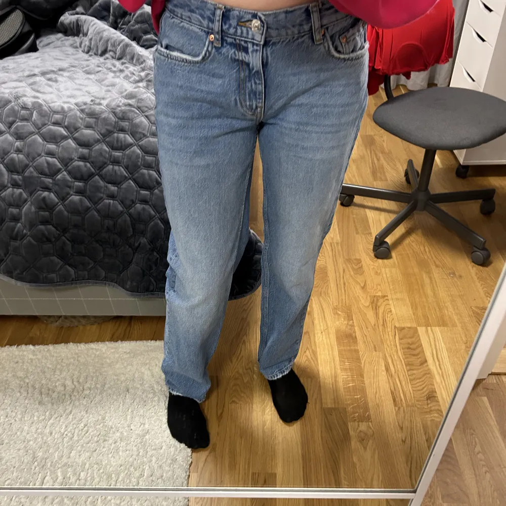 Säljer mina low Waits jeans från Gina tricot har använt 4 gånger har bara aldrig på mig dom nästan är 1,68 cm lång original pris:500kr. Jeans & Byxor.