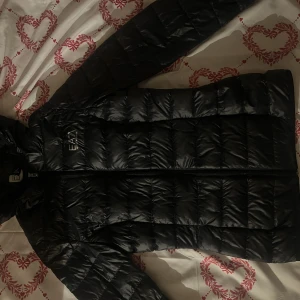 Armani jacka dam  - Armani jacka dam modellen. Jackan är i väldigt bra skick knappt använt  