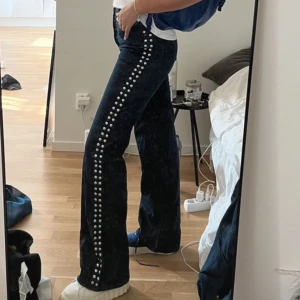 Jeans - Blåa jeans med nitar från ett märke som heter /nyden. 