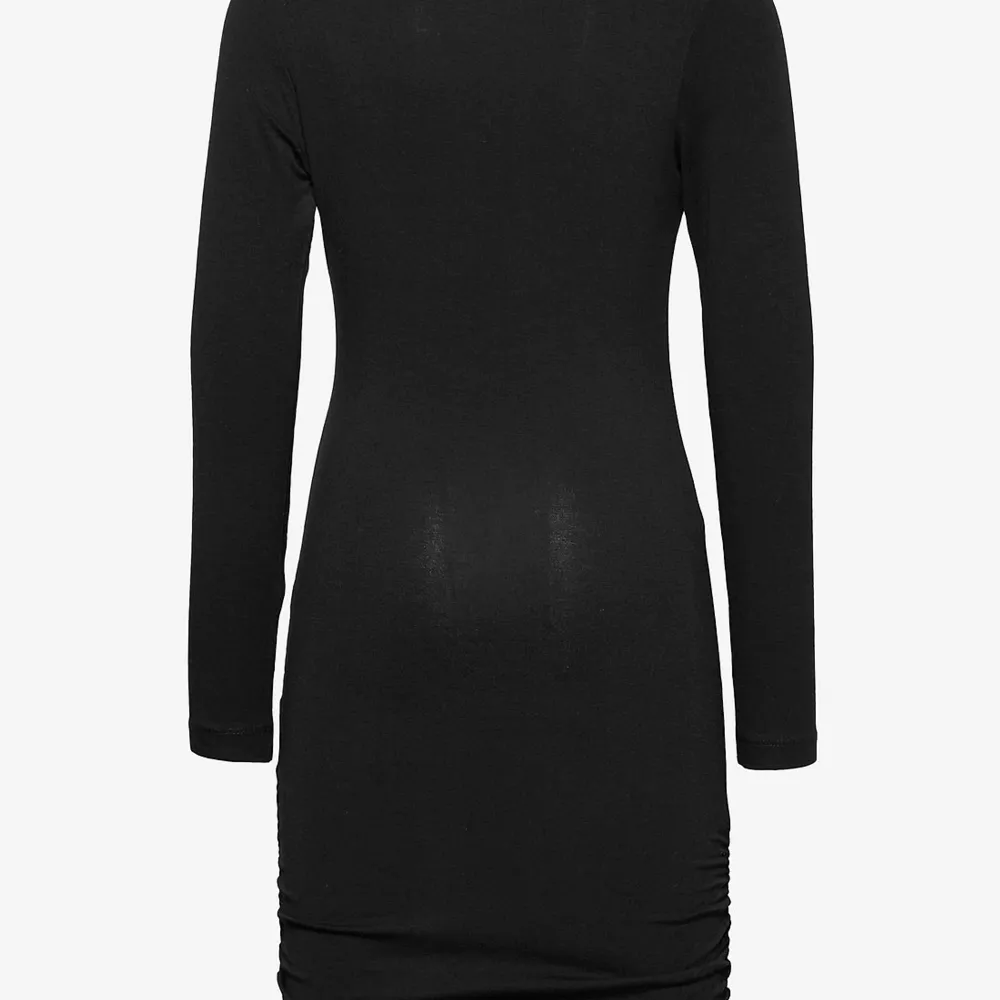 Säljer min svarta tajta långärmade klänning pga att storleken inte passar mig längre Kontakta mig för fler bilder. Klänningar.