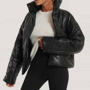 Pufferjacket - Säljer min läder pufferjacket från NA-KD. Fint skick! Nypris 800kr 💙