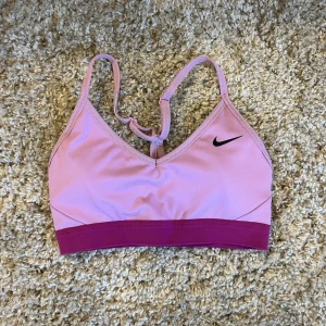 Rosa Nike sport-bh - En rosa sport-bh från Nike med inlägg och justerbara band. 