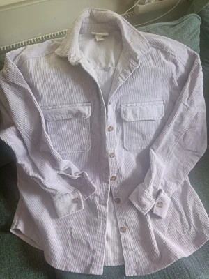 Lila Monki manchesterjacka - Lila manchesterjacka från Monki, stl L. Mycket bra skick