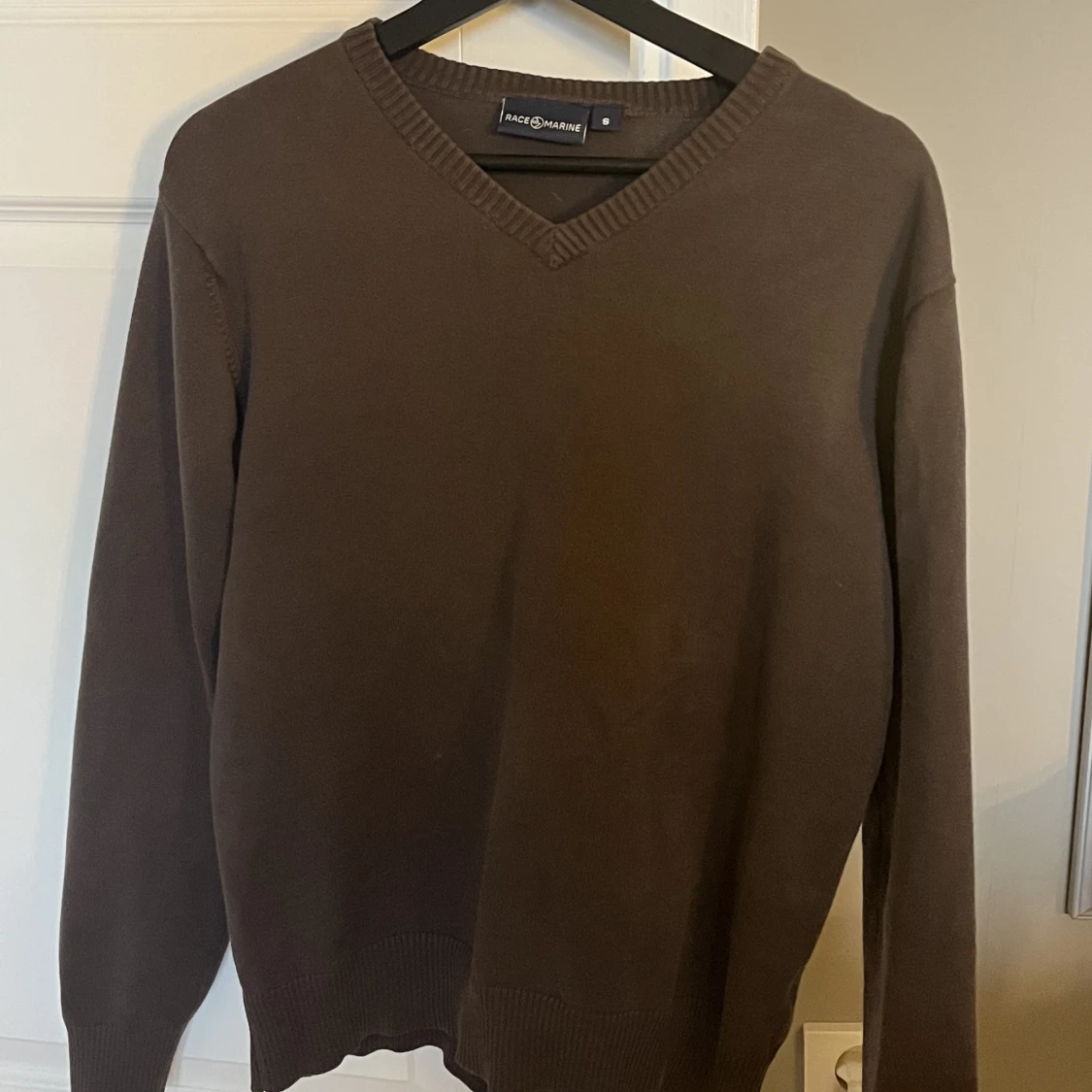 Brun v-ringad stickad  - 91