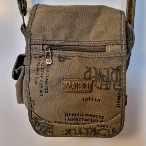 Axelremsväska - Supercool väska som inte används längre💔 Mycket praktisk med ett långt justerbart axelband och många fack med dragkedjor🥰