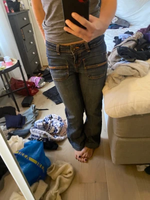 Midwaist jeans - jeans med coola fickor fram. Person på bilden är 157 men byxorna är uppsydda så går nog att sprätta upp enkelt