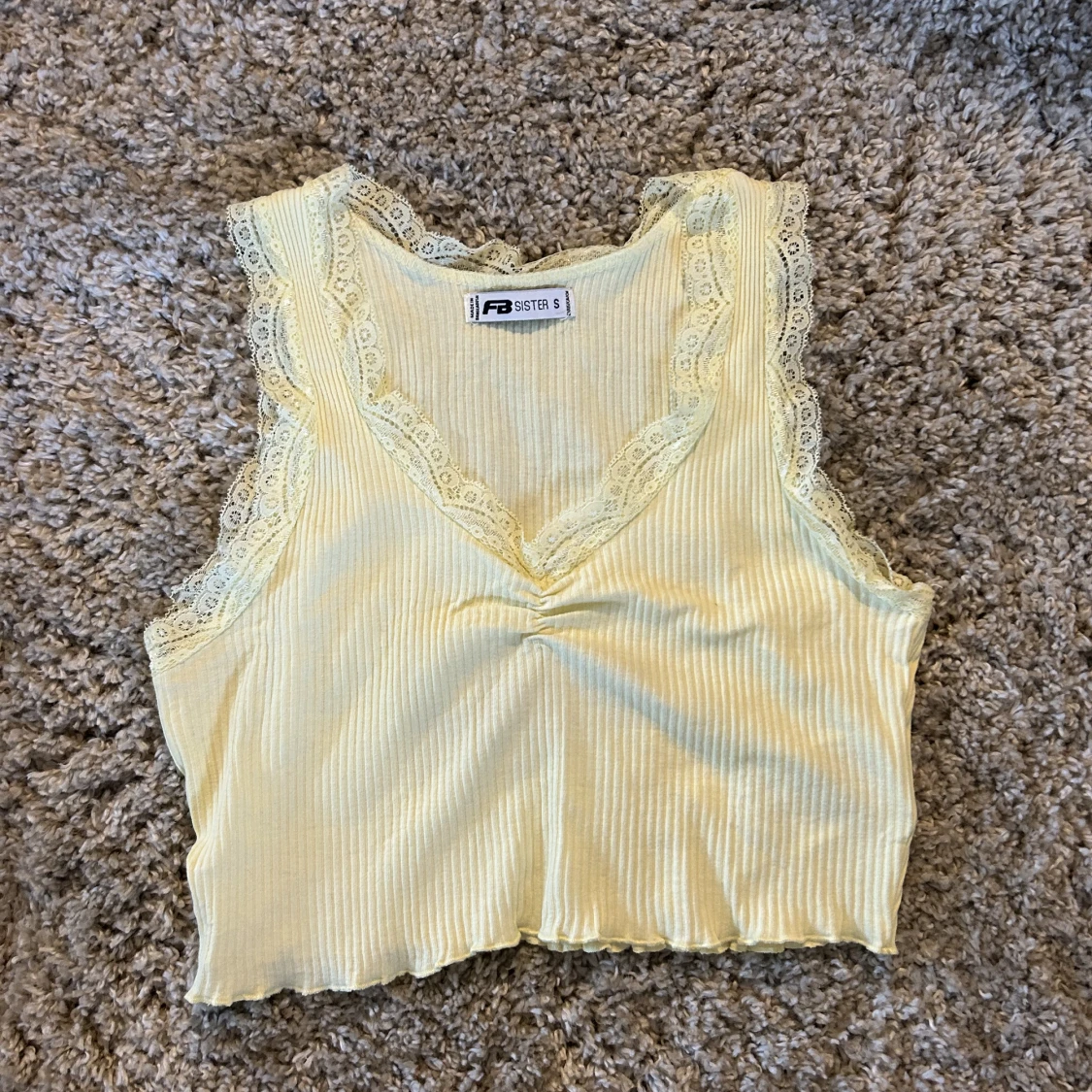 Gult linne med spetsdetalj