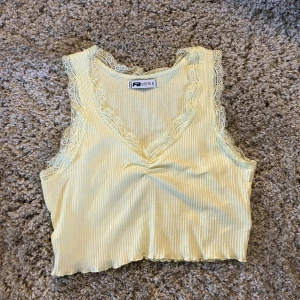 Gult linne med spetsdetalj  - Gult linne med spetsdetalj 