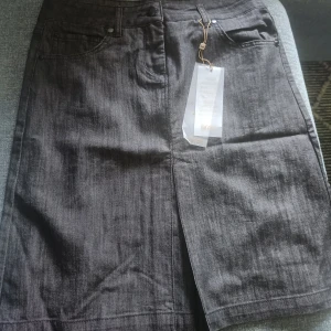 Kjol stl 38 - Oanvänd kjol från Time. Stl 38 Jeansgrå