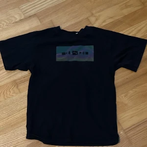 T-shirt - En svart t-shirt som är för barn!