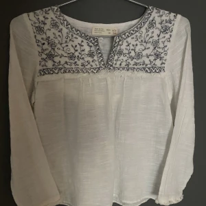 Zara blus - Säljer en jätte söt blus från zara. Köpt på plick men säljer då den var för liten för mig. Hör gärna av er vid frågor.