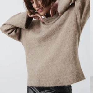 Stickad tröja - Säljer denna jättefina helt slutsålda stickade tröja från Gina! Är i fint skick💕