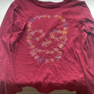 Zadig tröja - Väldigt fin och unik zadig långärmad har ett litet hål vid magsäcken fast det är ingenting man ser! Säljer pga den inte kommer till användning