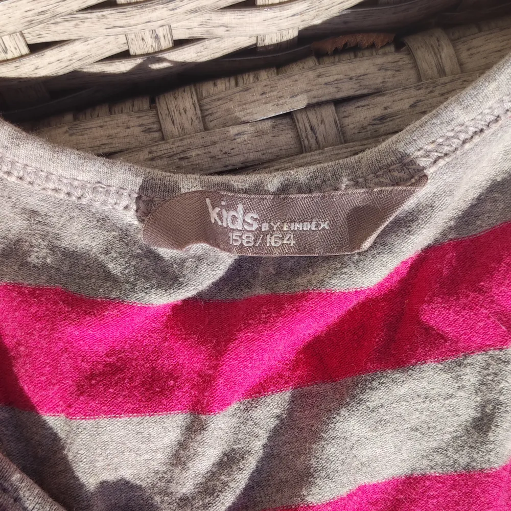 Två linnen som nu inte passar mig längre. Den ljusrosa från H&M har storlek 134/140. Den randiga är från Lindex i storlek 158/164.  Om ni vill ha fler bilder eller mer info så skriv till mig. 20 kr för 1 linne. 30 kr för båda.. Toppar.