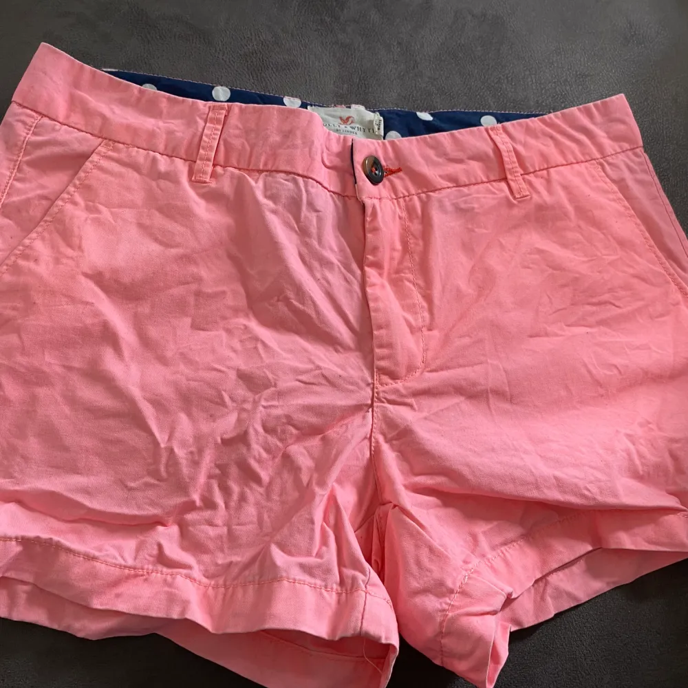 Fina rosa shorts strl 40 från Holly and Whyte säljes för 80:-.  Sparsamt använda. Inte stretchiga…  Rökfritt hem men katt finns.  . Shorts.