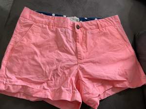 Fina rosa shorts strl 40 från Holly and Whyte säljes för 80:-.  Sparsamt använda. Inte stretchiga…  Rökfritt hem men katt finns.  