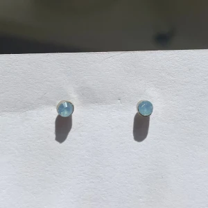 Örhängen - Små blåa örhängen. Frakt 18 kr 💙