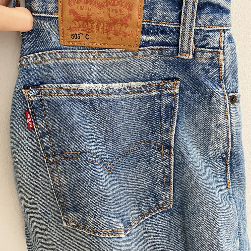 Levis 505 jeans, orginal storlek 30x32 men har tagit in midjan till 27/28 hos sömmerska. Knappt använda. Nypris 1000:-. Jeans & Byxor.