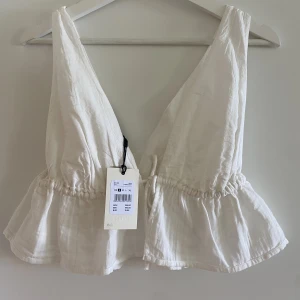 Sommartopp  - Säljer detta jättefina linnet från bikbok som är perfekt nu till sommaren!💗 Toppen är helt oanvänd med prislapp kvar då jag köpte fel storlek och returtiden han gå ut!💗 Köptes förra sommaren!💞
