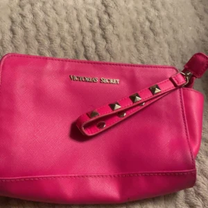 Victorias secret - En necessär ifrån Victorias Secret som är väldigt smidig och cool, särskilt beroende på nitarna på seagkedjebandet 💘💘☺️🫵🏽