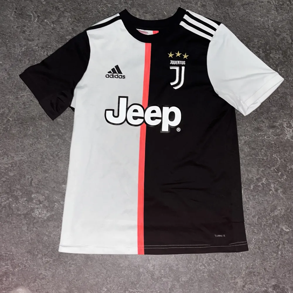 En gammal Äkta Juventus tröja den säljes på grund av att den är för liten . Hoodies.