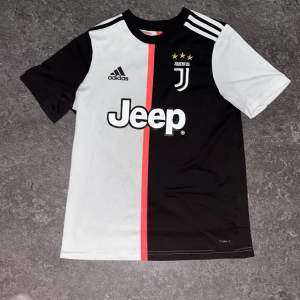 En gammal Äkta Juventus tröja den säljes på grund av att den är för liten 