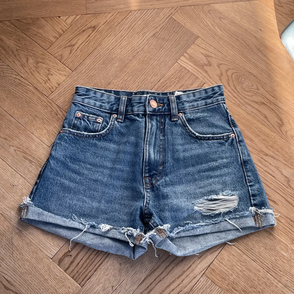 Jag säljer dessa superfina Pull&Bear shorts! De är aldrig andvändning och säljer pga av att de inte kommer till andvändning! Nypris 359kr säljer för 100kr+frakt. Storlek 32❣️. Shorts.