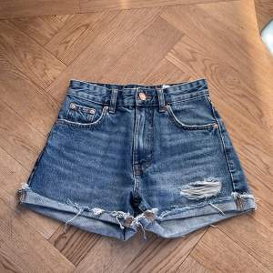 Jag säljer dessa superfina Pull&Bear shorts! De är aldrig andvändning och säljer pga av att de inte kommer till andvändning! Nypris 359kr säljer för 100kr+frakt. Storlek 32❣️