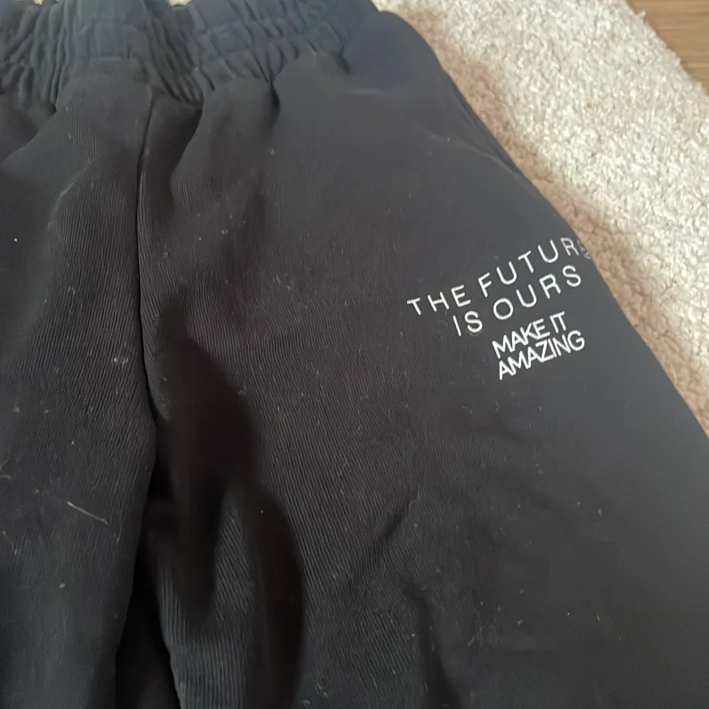 Svarta mjukisbyxor med ett märke  Inte använd mycket  Bra skick För barn Tvättas innan skick. Jeans & Byxor.