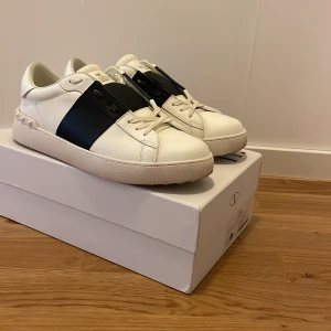 Valentino garavani skor i mörkblå - Ett par helt nya velentino garavani navy i storlek 43. Har knappt använda och är i nyskick.