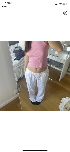 Linnebyxor - Lånade bilder från tidigare ägare av byxorna!! Säljer dessa jättefina linnebyxor då de inte passade mig tyvärr 😫 sjukt fina och slutsålda. Storlek M