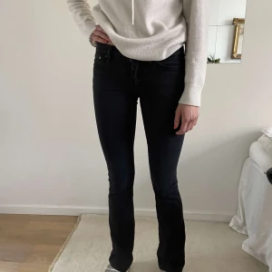 Crocker Jeans - Skit snygga Crocker jeans i modellen pep boot. Min vänn är 167 och jeansen är i storlek 26/32. Hör av dig vid fler frågor!!  🌺🩷