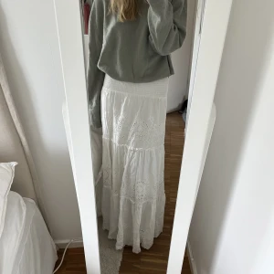 Vit långkjol - Vit lång kjol! Jag är ca 168cm för referens💖Köp direkt för 450kr💖  (Små defekter kan förekomma men syns knappt när man bär kjolen)