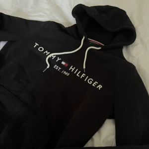 Tommy Hilfiger hooddie  - Svart Hooddie från Tommy Hilfiger, killmodell. Aldrig använd! Nypris: 750kr. 