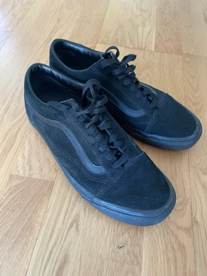 Svarta vans - Säljer mina helsvarta vans i storlek 44 som är i bra skick. Kan gärna skicka mer bilder