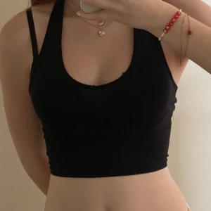 Linne - Fint och basic halterneck linne. Har lite slitningar men de kommer inte synas när man när det.