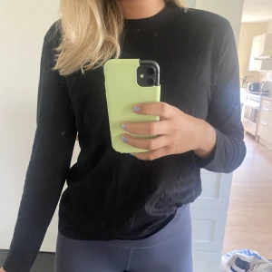 Svart basic långärmad från HM - Svart basic långärmad tröja i bomull från H&M! Knappt använd. Väldigt skönt material🦋