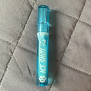 Ice shot. Plumper - Den nya versionen av hot shot från W7. Helt genomskinlig helt oanvänd svara öppnas för bilden. Orginalpris 39kr
