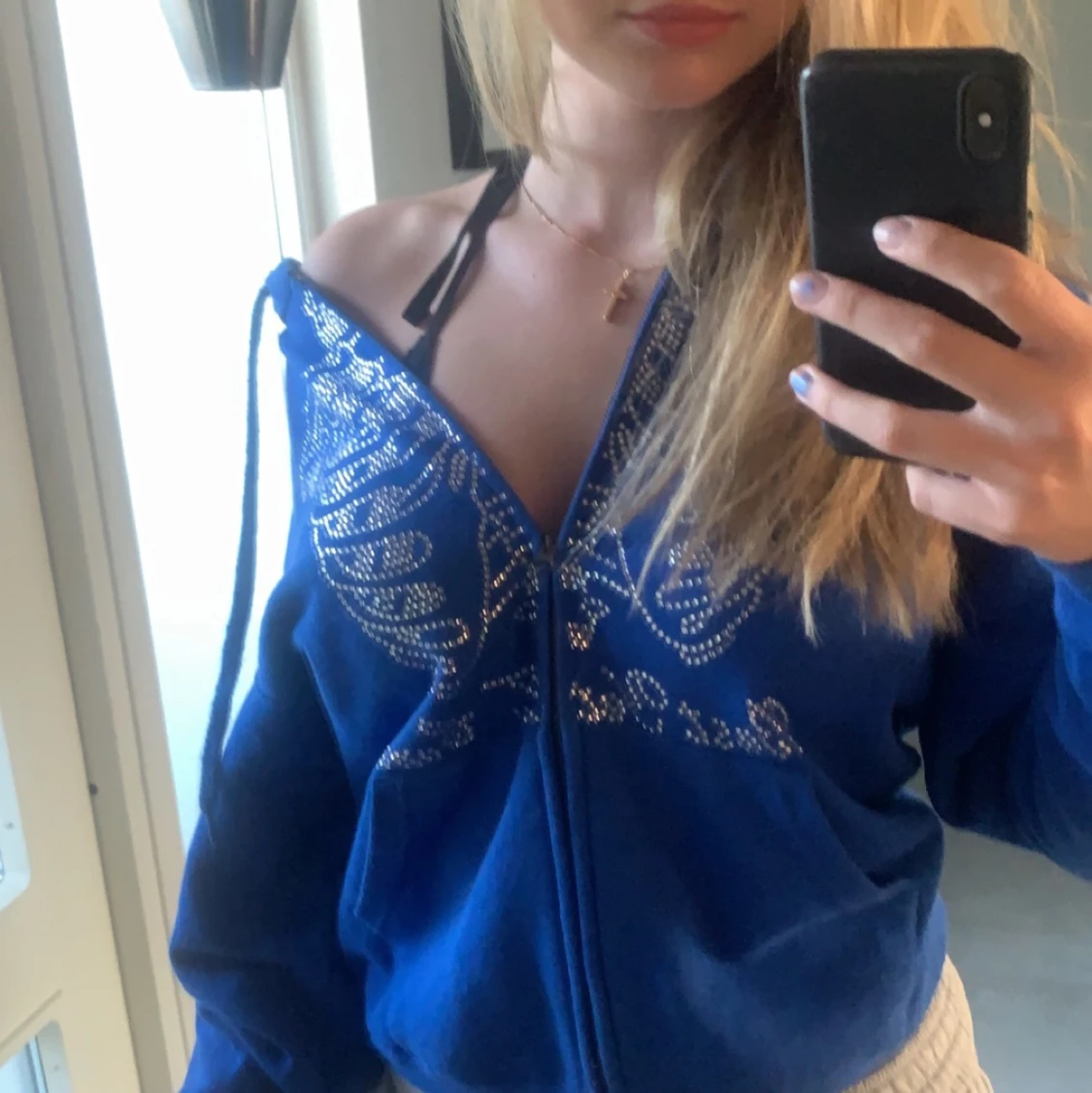 Blå hoodie med diamanter