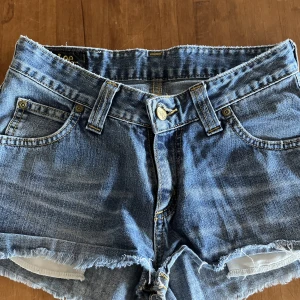 Lee jeans shorts  - Skitsnygga lee shorts, för små för mig!!! 