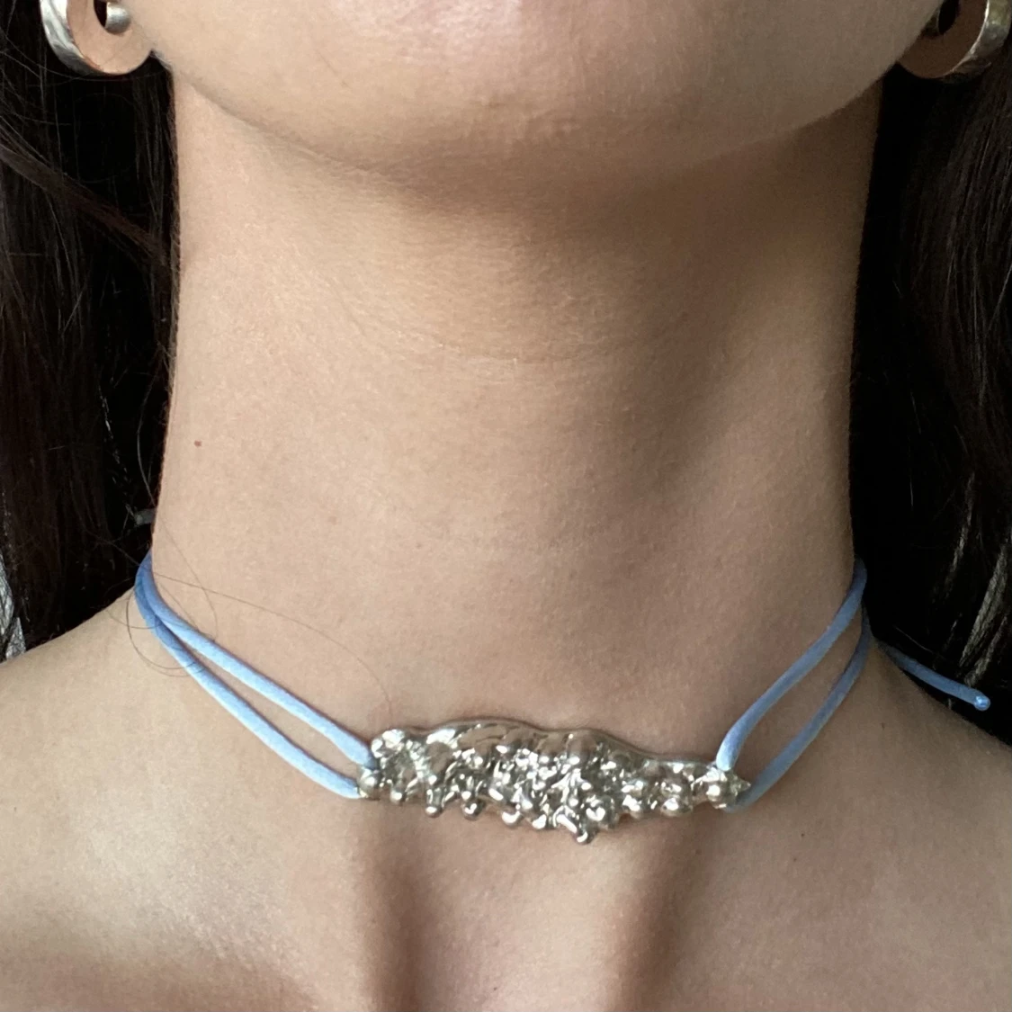 Tenngjutet smycke med sidenband - 90