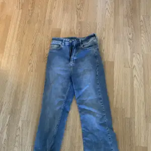 Fina jeans i storlek xs . Som är utsvängda . Köpta i Turkiet storlek xs 